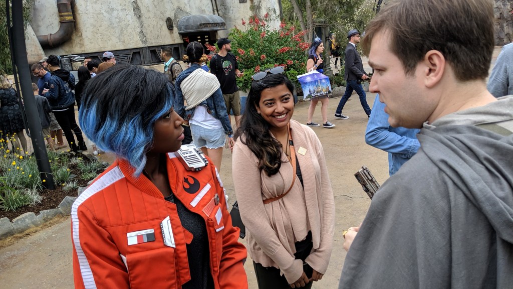 Vi Moradi talks with Resistance sympathizers in Star Wars: Galaxy's Edge.